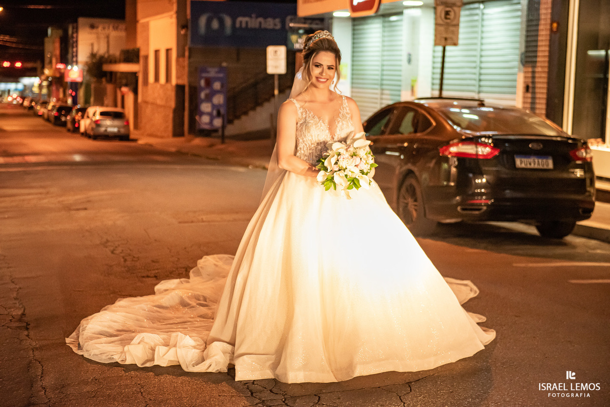 noiva para rua Benedito Valadares para sessão de fotos
