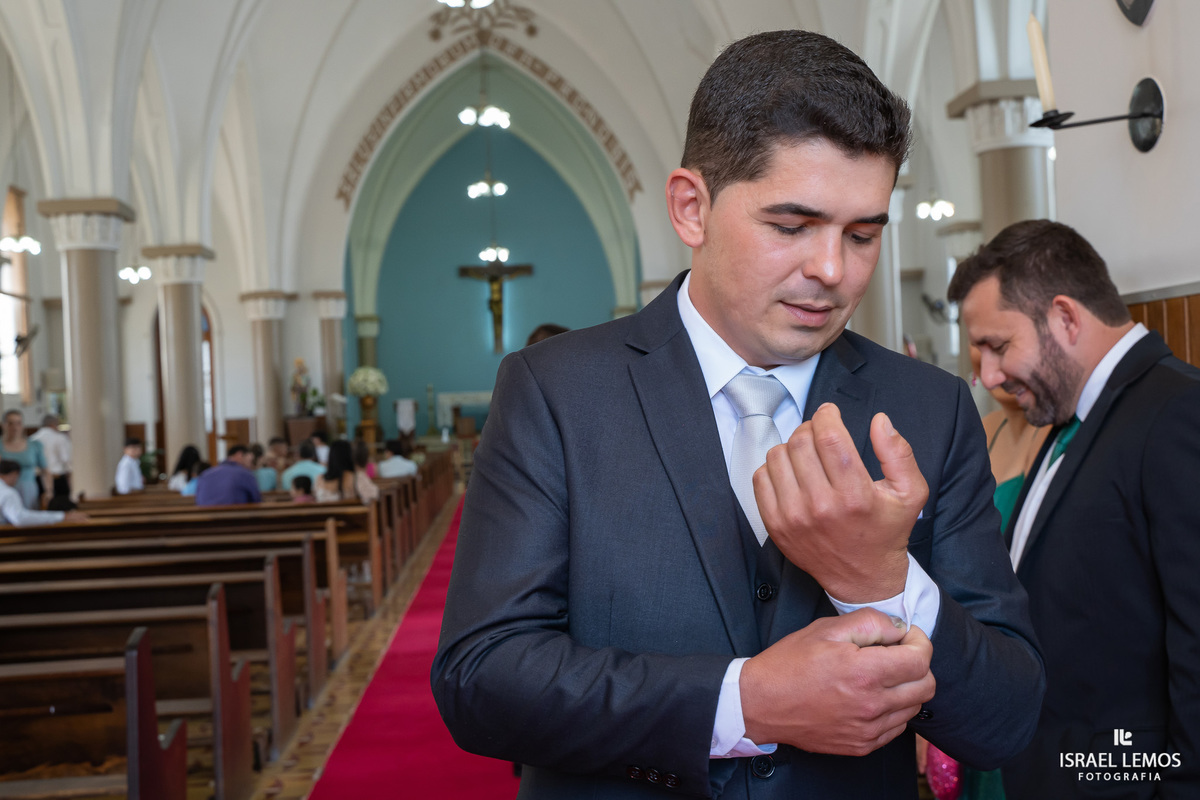 Fotografia de casamento na igreja N. S. da saude na cidade de perdigão 