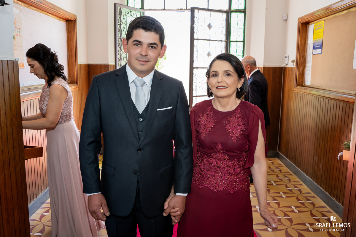 Fotografia de casamento na igreja N. S. da saude na cidade de perdigão 