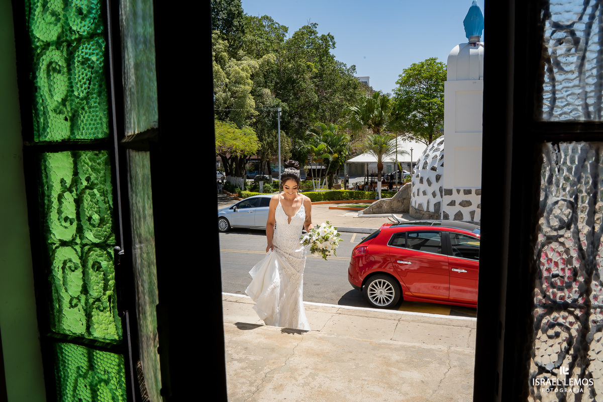 Noiva saindo do carro perdigão 