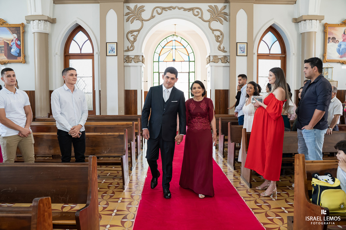 Fotografia de casamento na igreja N. S. da saude na cidade de perdigão 