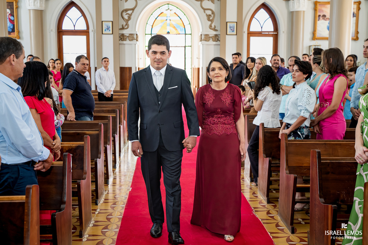 Fotografia de casamento na igreja N. S. da saude na cidade de perdigão 