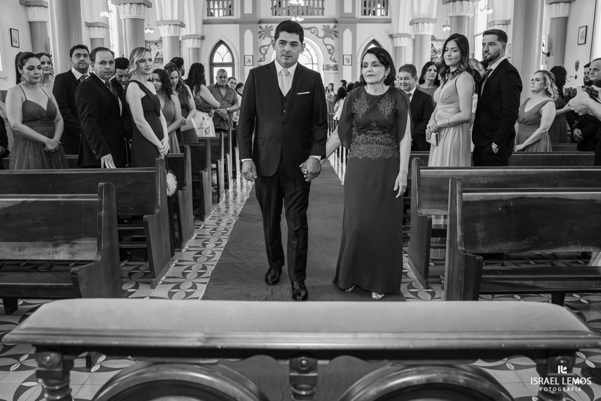 Fotografia de casamento na igreja N. S. da saude na cidade de perdigão 