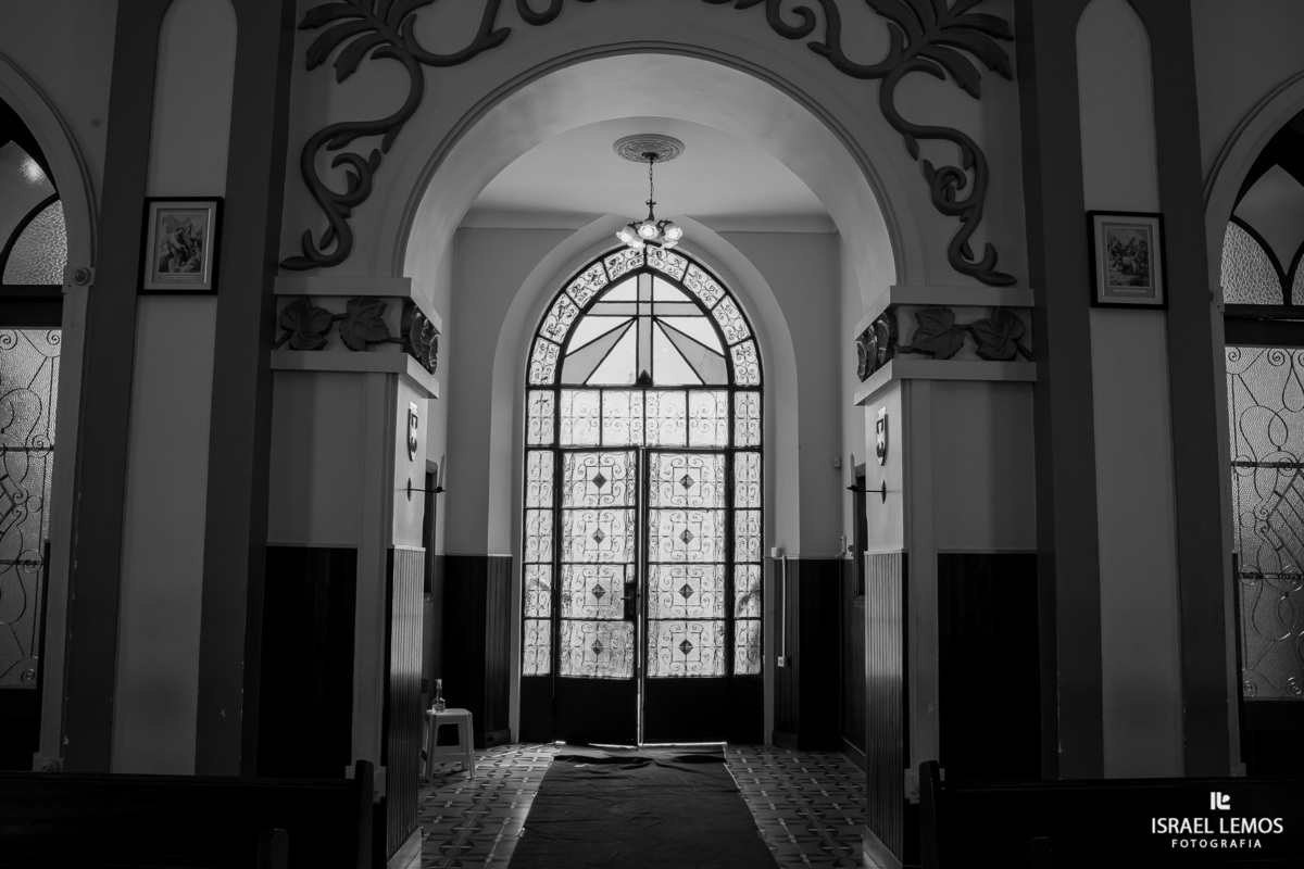 As portas da igreja da saude em perdigão se abrem para a noiva Kassia entrar