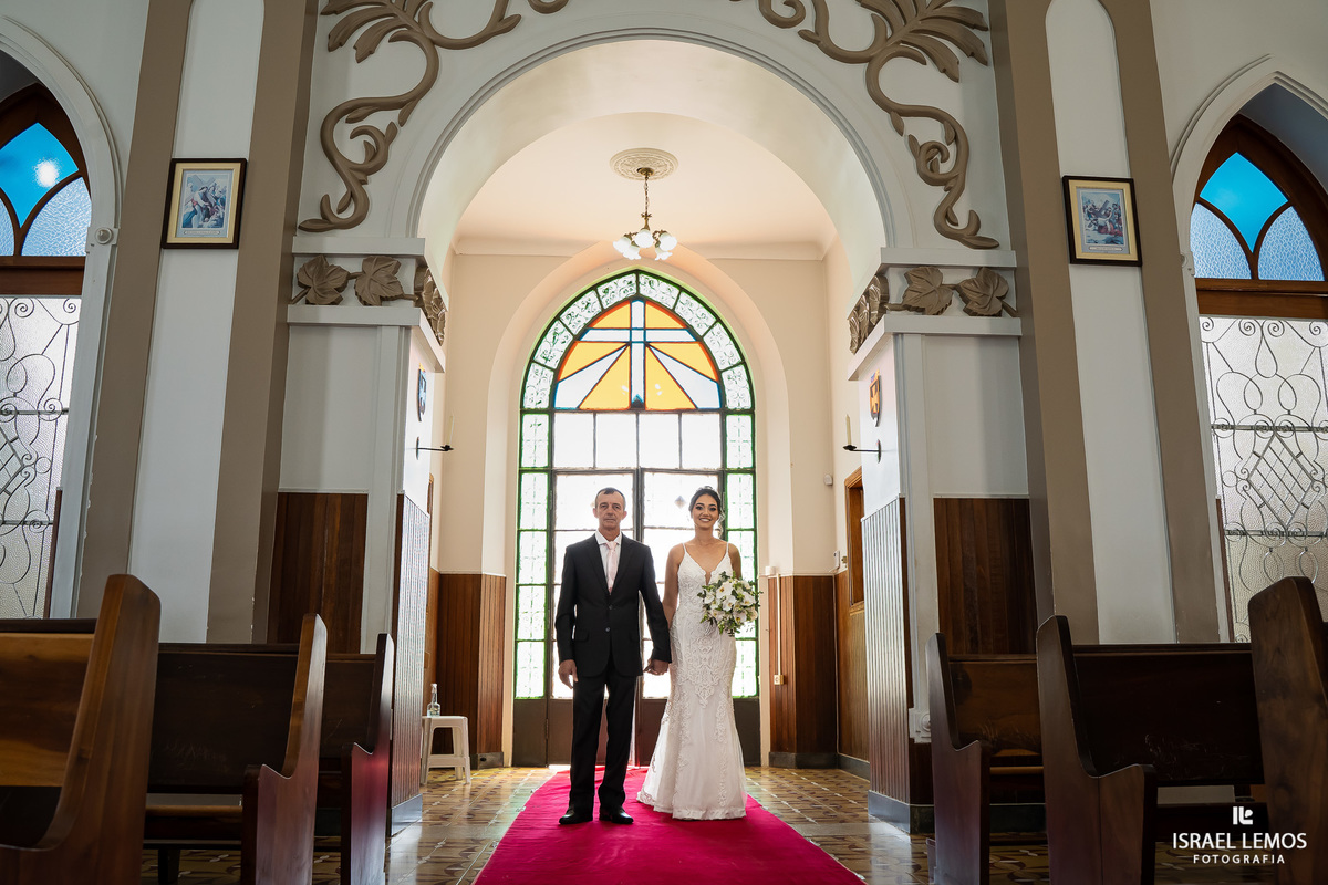 Fotografia de casamento na igreja N. S. da saude na cidade de perdigão 