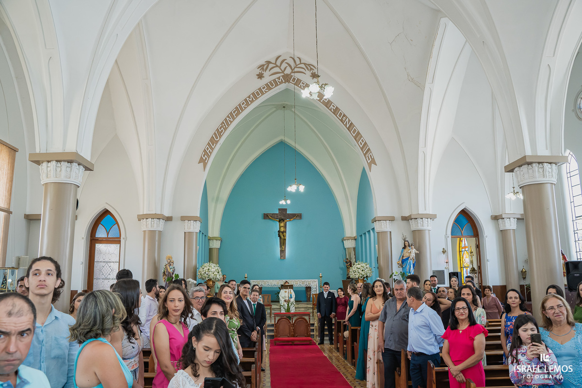 Fotografia de casamento na igreja N. S. da saude na cidade de perdigão 