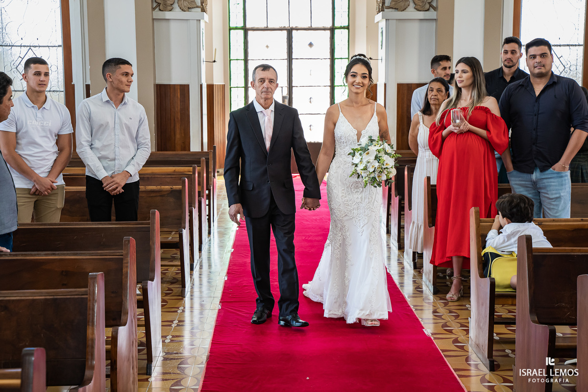 Fotografia de casamento na igreja N. S. da saude na cidade de perdigão 