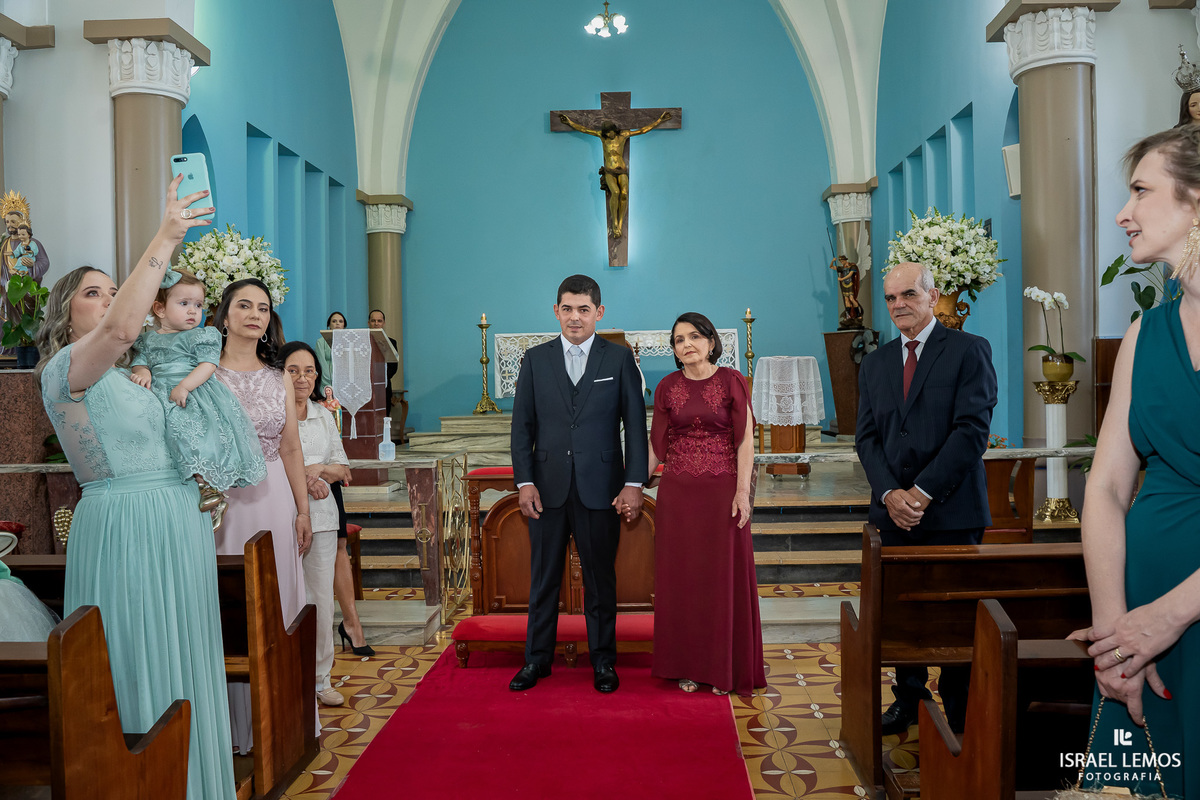 Fotografia de casamento na igreja N. S. da saude na cidade de perdigão 