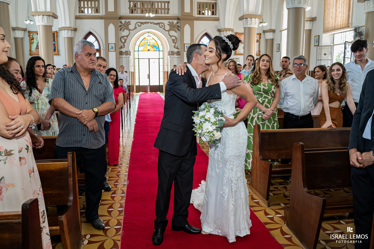 Fotografia de casamento na igreja N. S. da saude na cidade de perdigão 