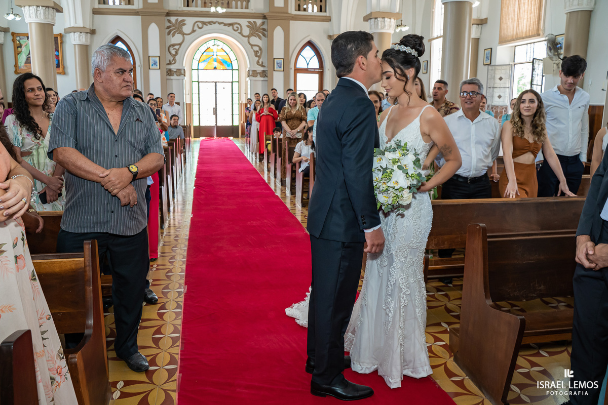 Fotografia de casamento na igreja N. S. da saude na cidade de perdigão 