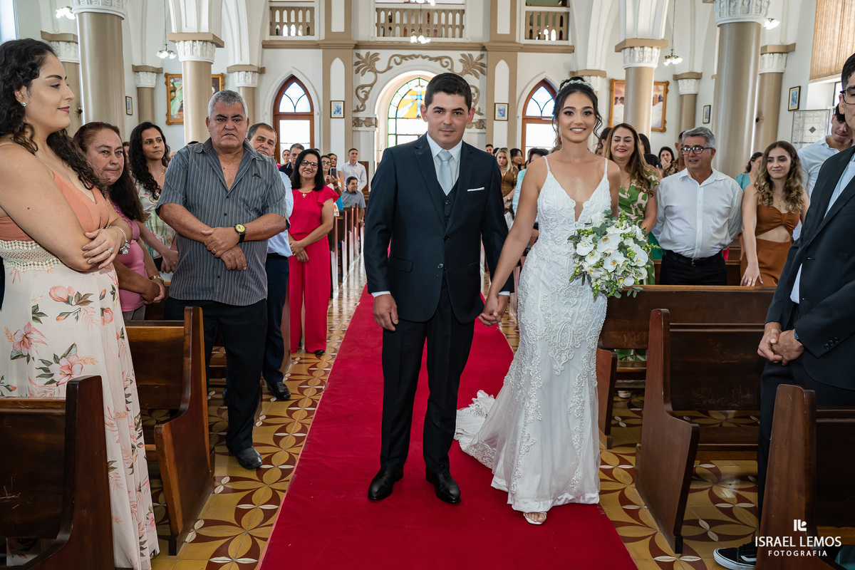 Fotografia de casamento na igreja N. S. da saude na cidade de perdigão 