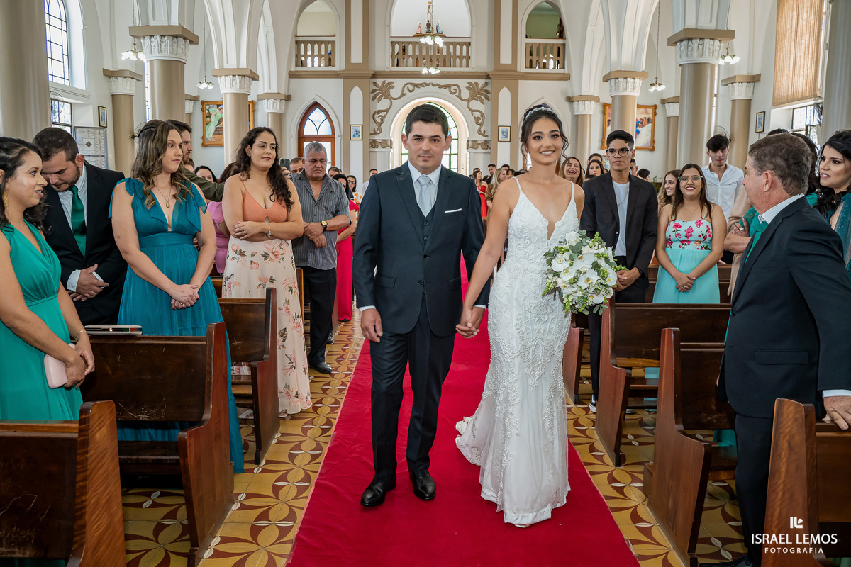 Fotografia de casamento na igreja N. S. da saude na cidade de perdigão 