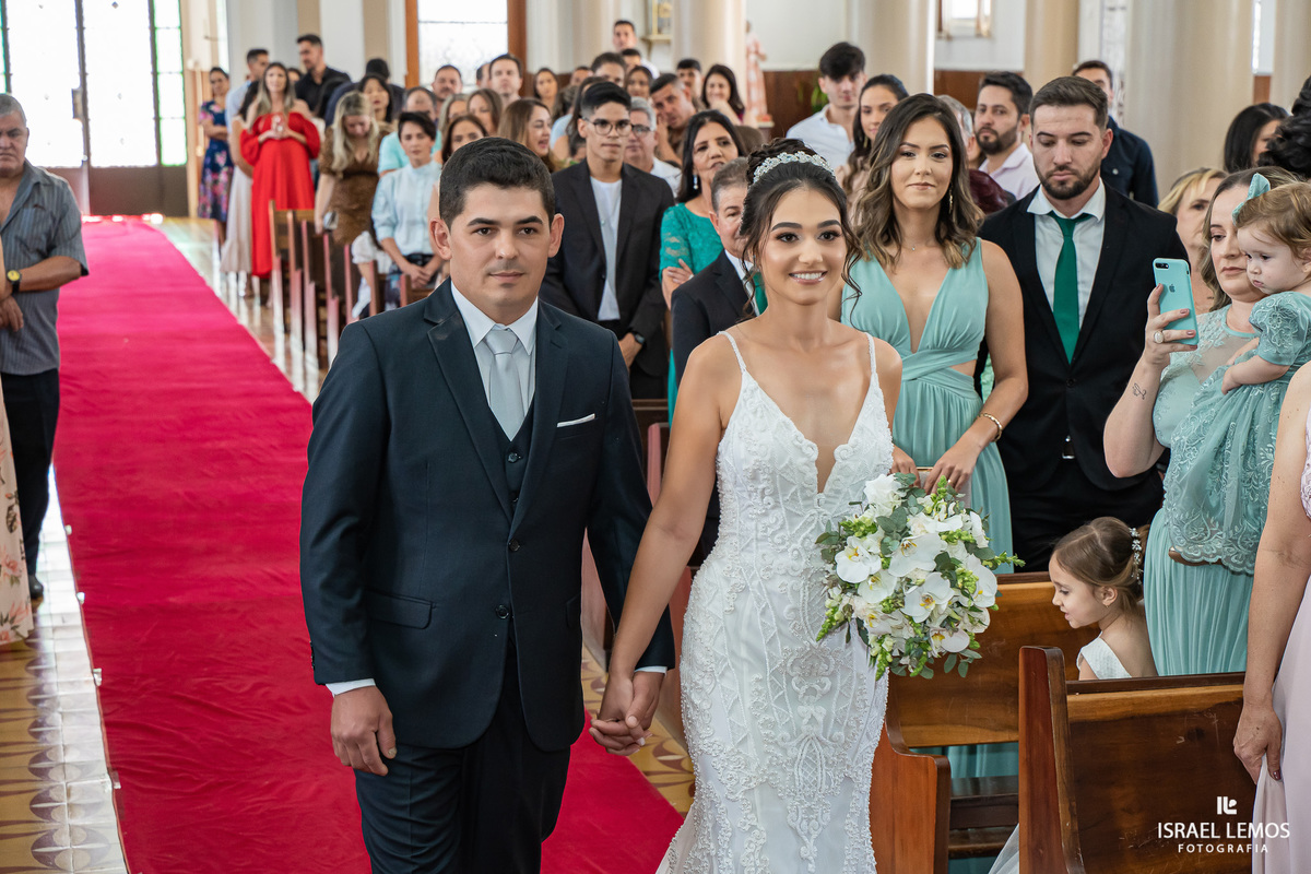 Fotografia de casamento na igreja N. S. da saude na cidade de perdigão 