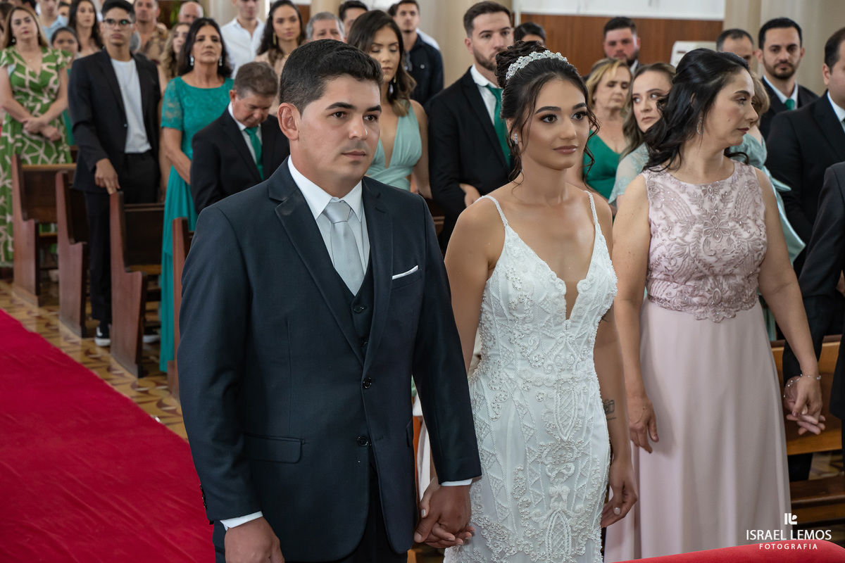Fotografia de casamento na igreja N. S. da saude na cidade de perdigão 