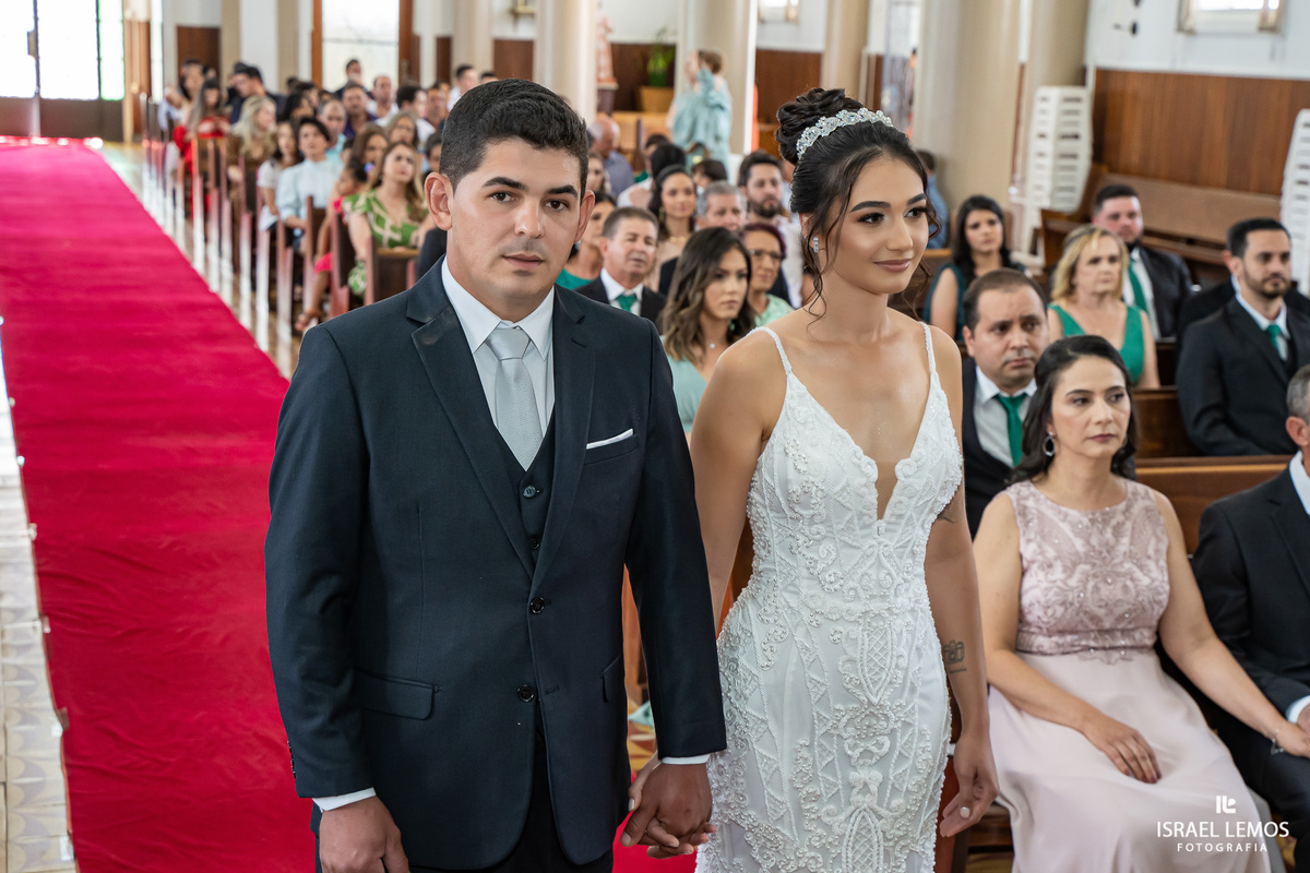Fotografia de casamento na igreja N. S. da saude na cidade de perdigão 