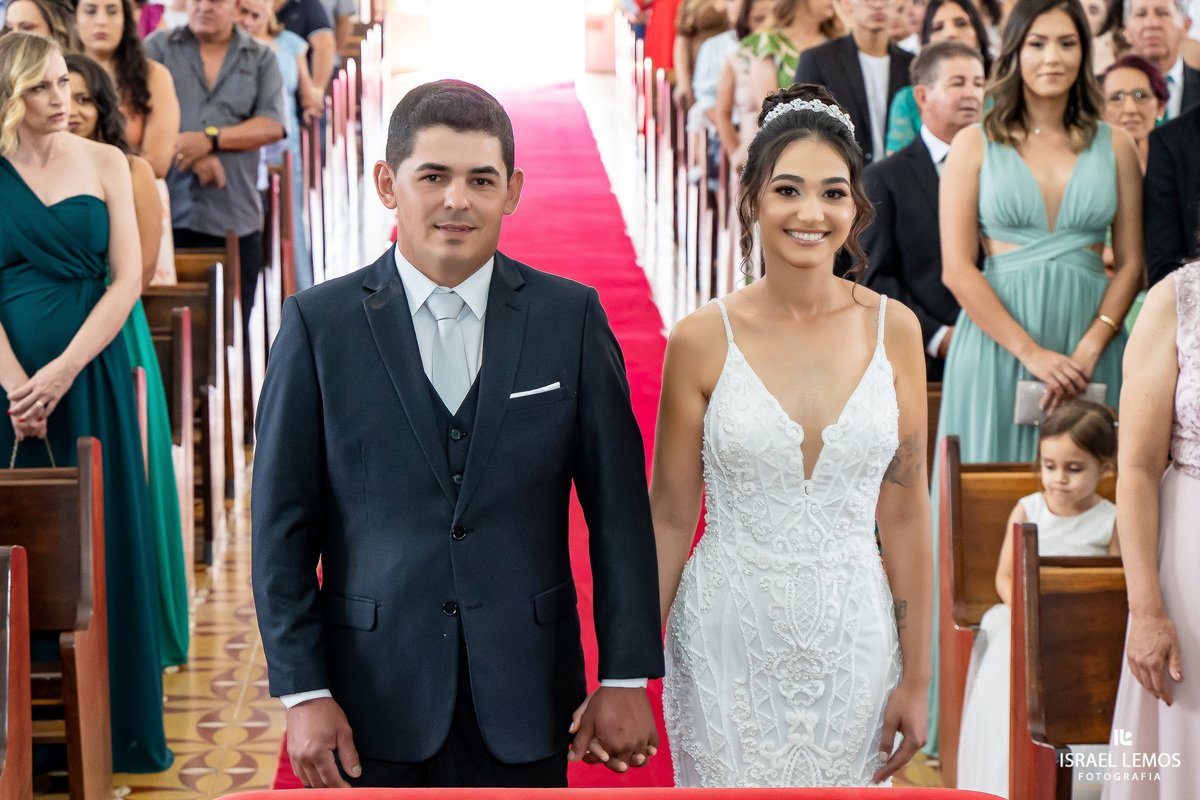Fotografia de casamento na igreja N. S. da saude na cidade de perdigão 
