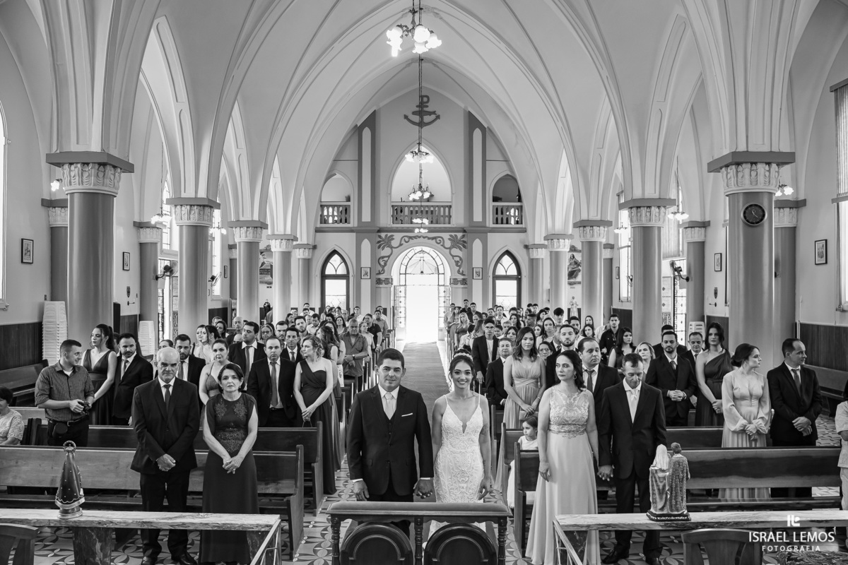 Fotografia de casamento na igreja N. S. da saude na cidade de perdigão 
