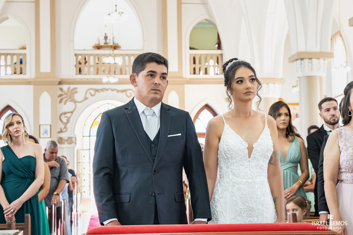 Fotografia de casamento na igreja N. S. da saude na cidade de perdigão 