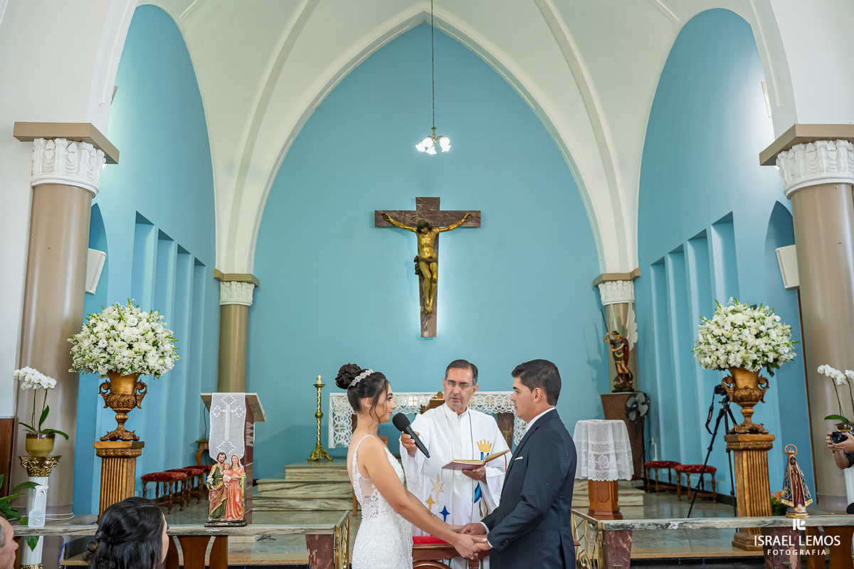 Fotografia de casamento na igreja N. S. da saude na cidade de perdigão 