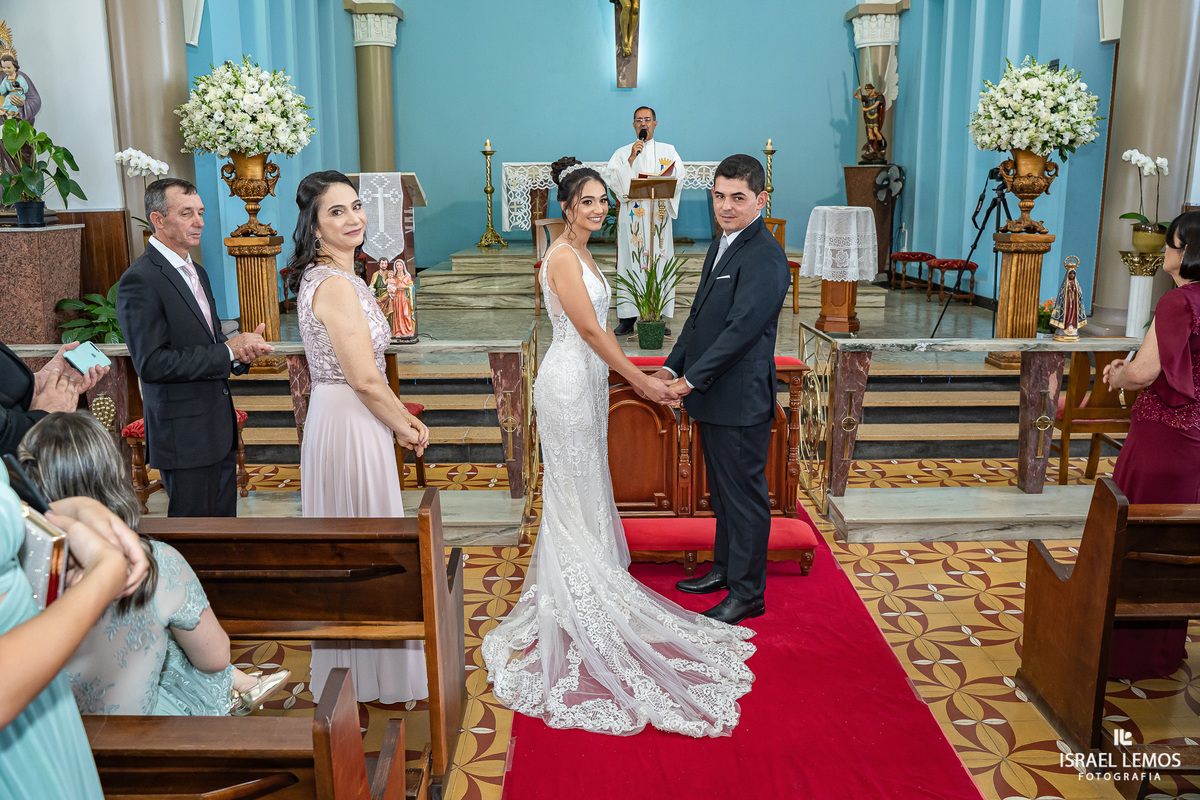 Fotografia de casamento na igreja N. S. da saude na cidade de perdigão 