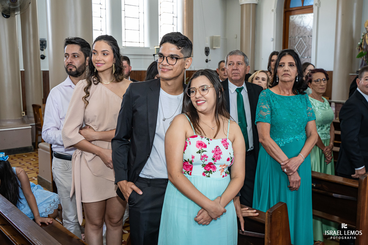 Fotografia de casamento na igreja N. S. da saude na cidade de perdigão 
