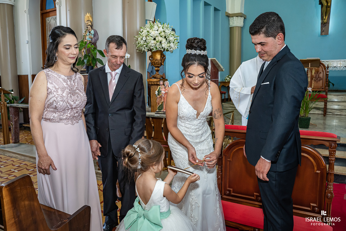 Fotografia de casamento na igreja N. S. da saude na cidade de perdigão 