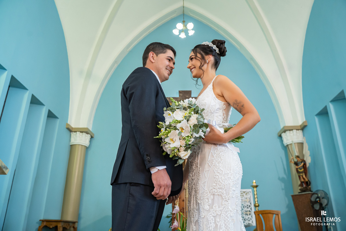 Fotografia de casamento na igreja N. S. da saude na cidade de perdigão 