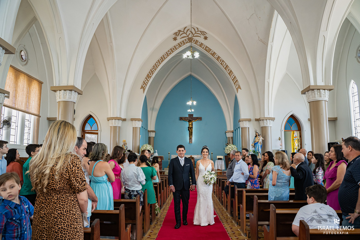 Fotografia de casamento na igreja N. S. da saude na cidade de perdigão 