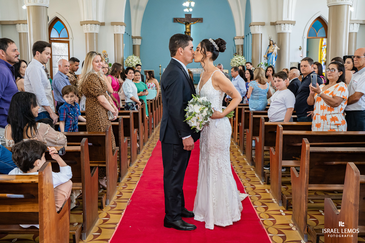 Fotografia de casamento na igreja N. S. da saude na cidade de perdigão 
