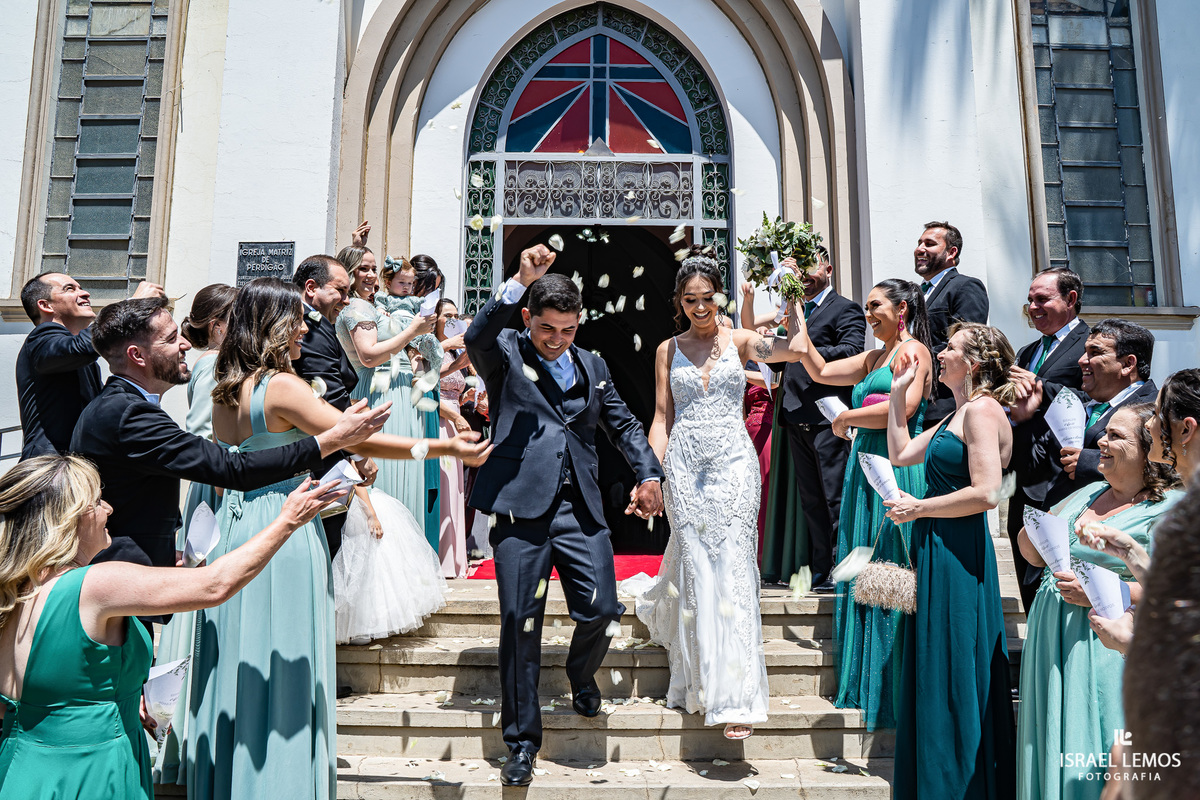 saída dos noivos na igreja de perdigão 