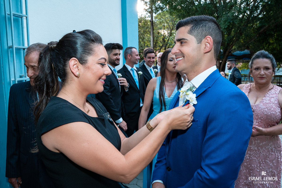 cerimonial arruma noivo na porta da igreja