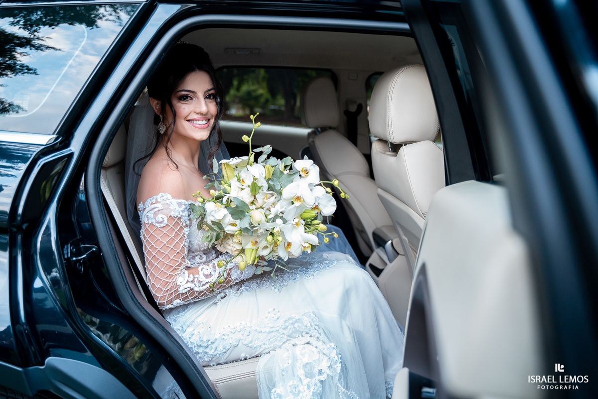 noiva saindo do carro Bmw 