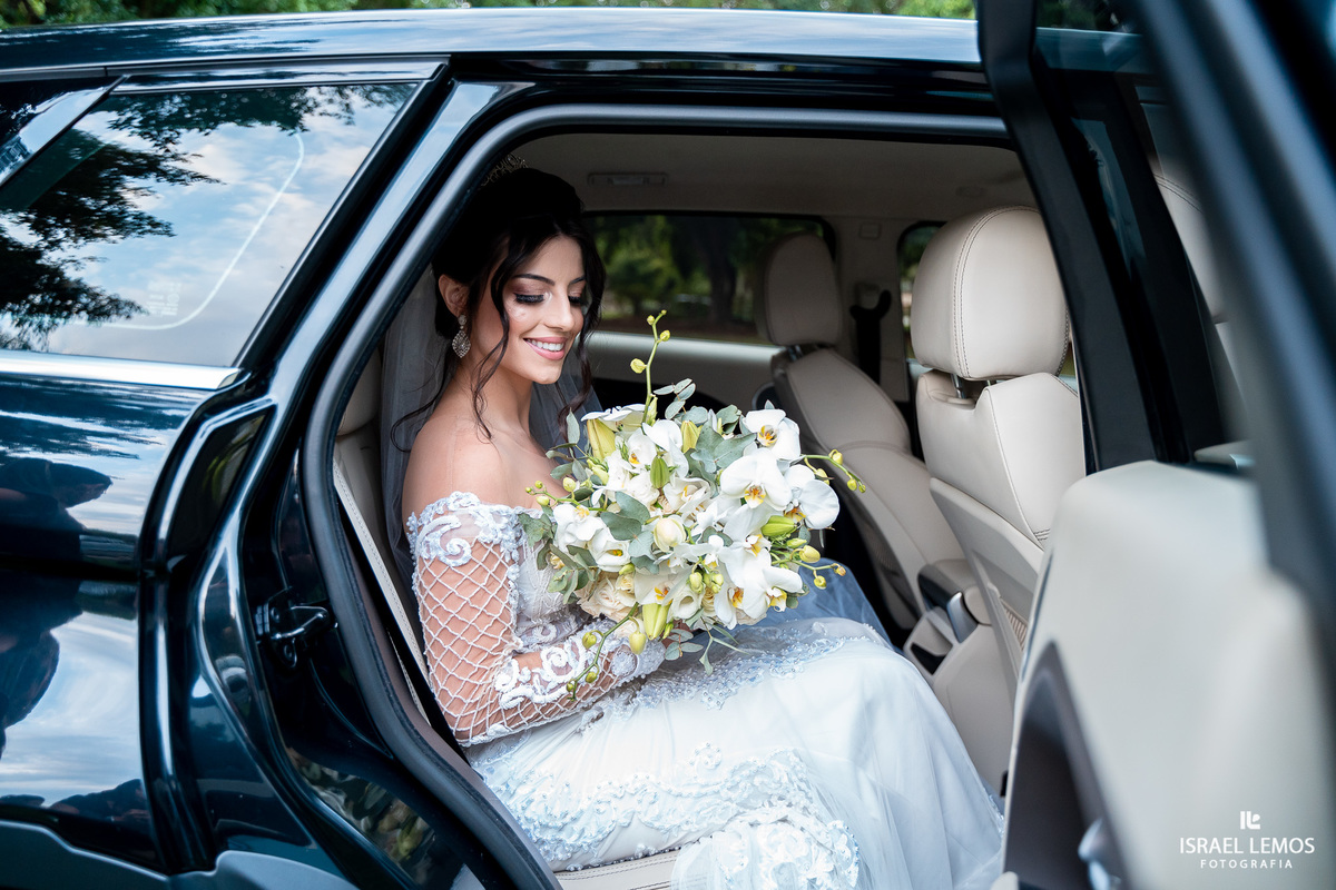 noiva saindo do evoque 