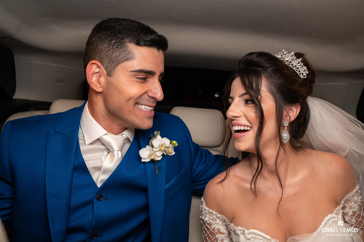 foto no carro do casal após casamento fotografo faz linda foto
