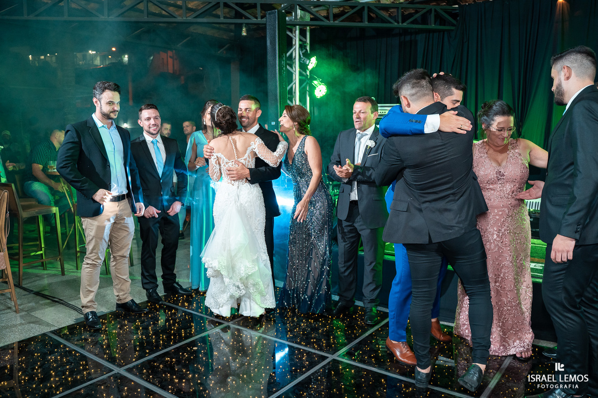 bolo de casamento lindo com belas fotos do fotografo Israel Lemos 