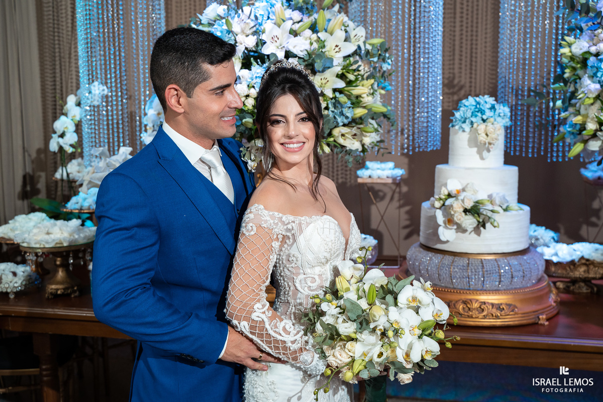 fotos no bolo com casal lindo na mesa karol e Tulio de pitangui