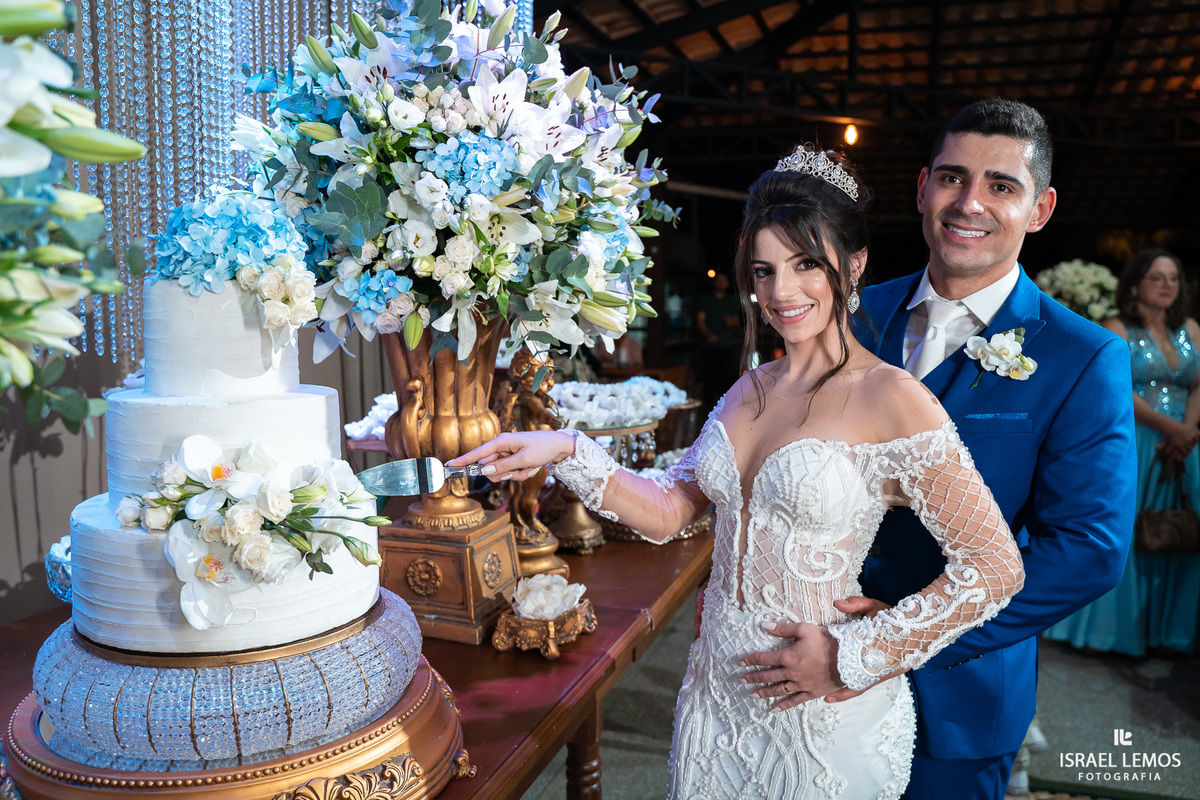 fotos no bolo com casal lindo na mesa karol e Tulio de pitangui