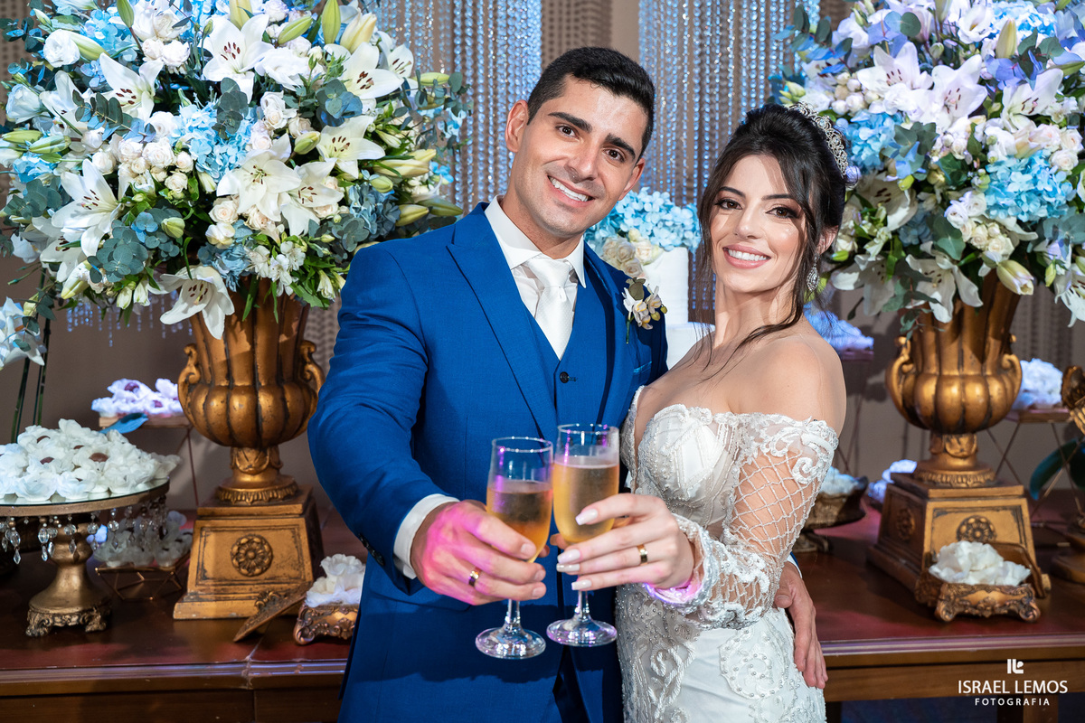 fotos no bolo com casal lindo na mesa karol e Tulio de pitangui