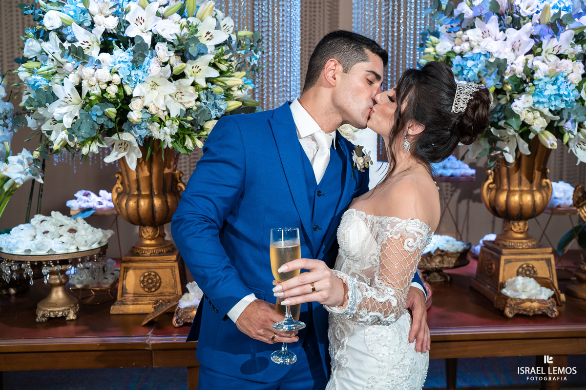 fotos no bolo com casal lindo na mesa karol e Tulio de pitangui