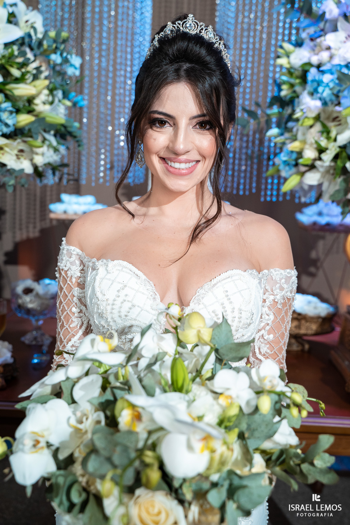 fotos no bolo com casal lindo na mesa karol e Tulio de pitangui