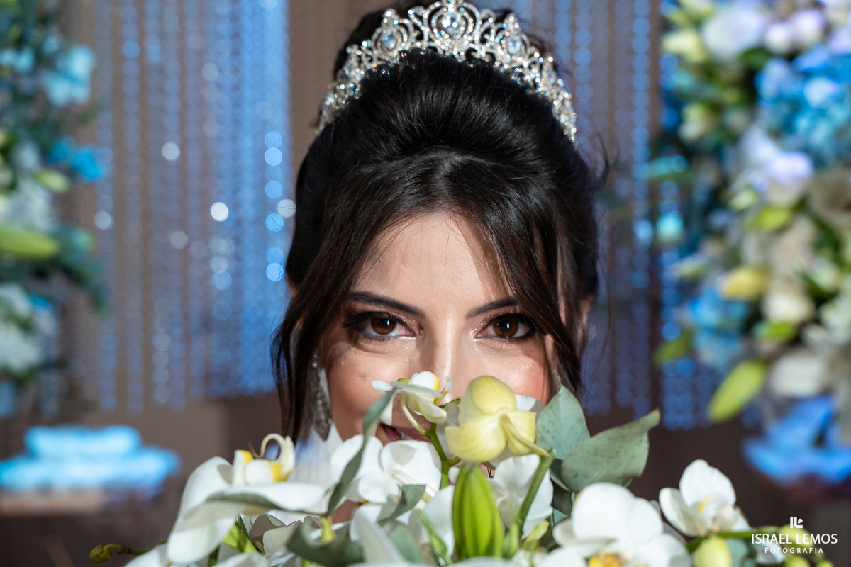 fotos no bolo com casal lindo na mesa karol e Tulio de pitangui