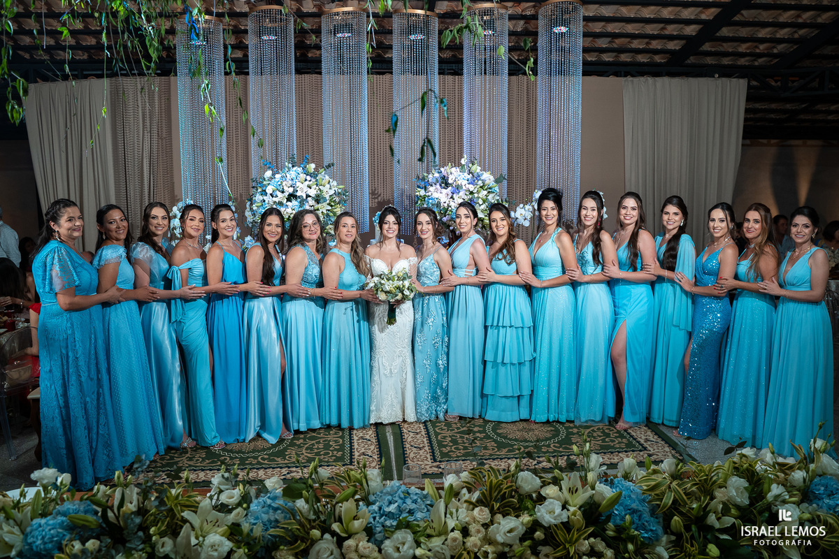 fotos no bolo com casal lindo na mesa karol e Tulio de pitangui