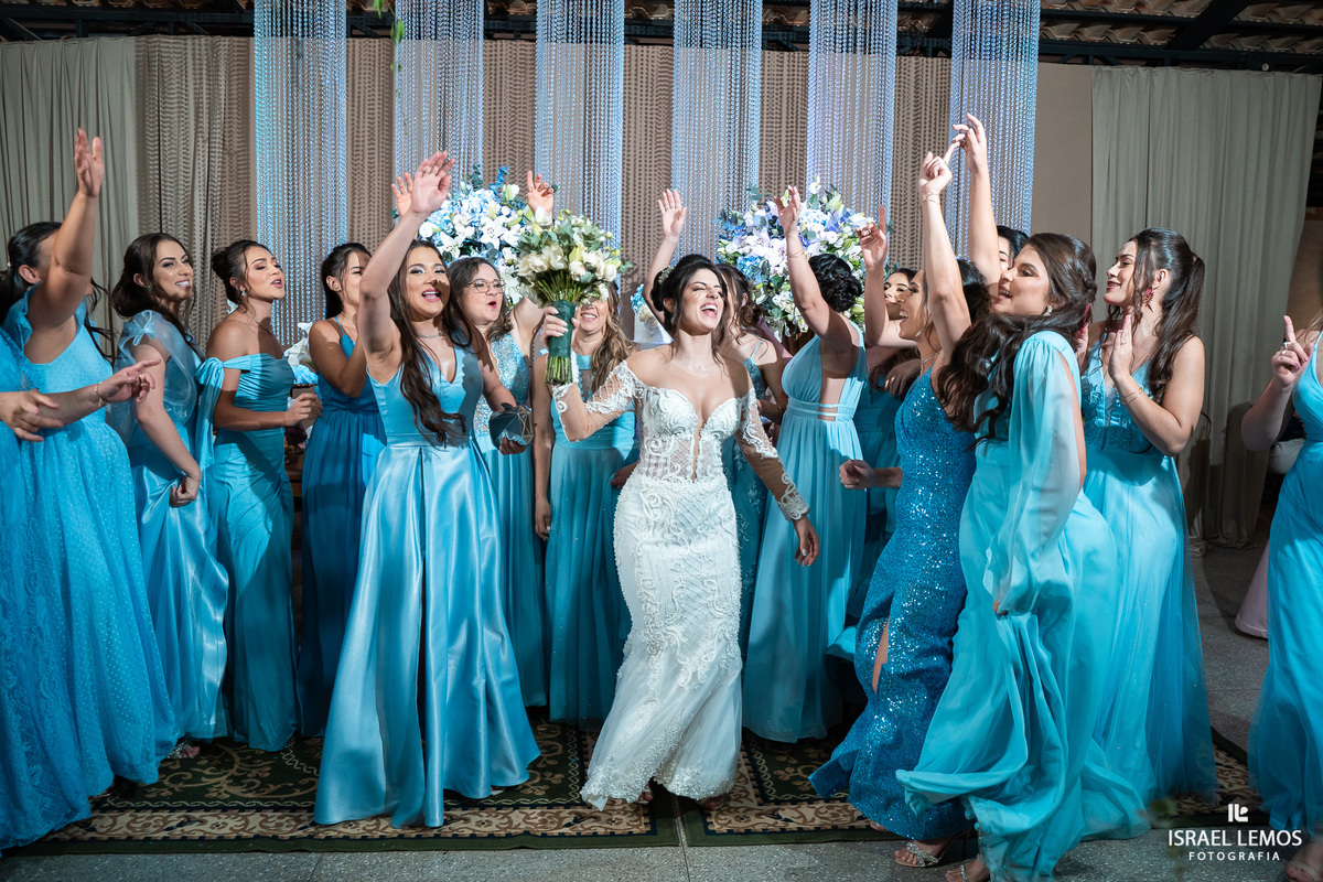 fotos no bolo com casal lindo na mesa karol e Tulio de pitangui