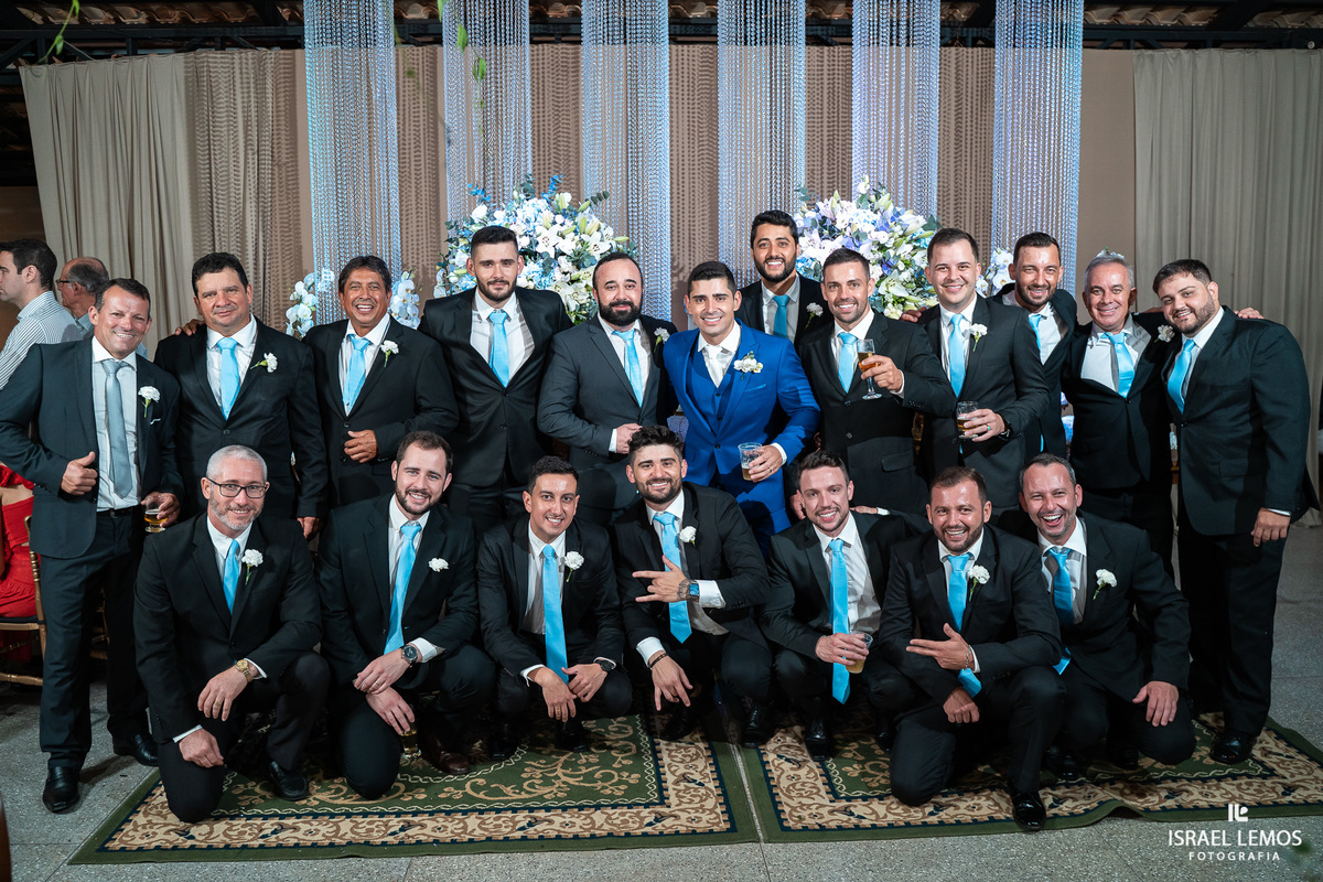 fotos no bolo com casal lindo na mesa karol e Tulio de pitangui