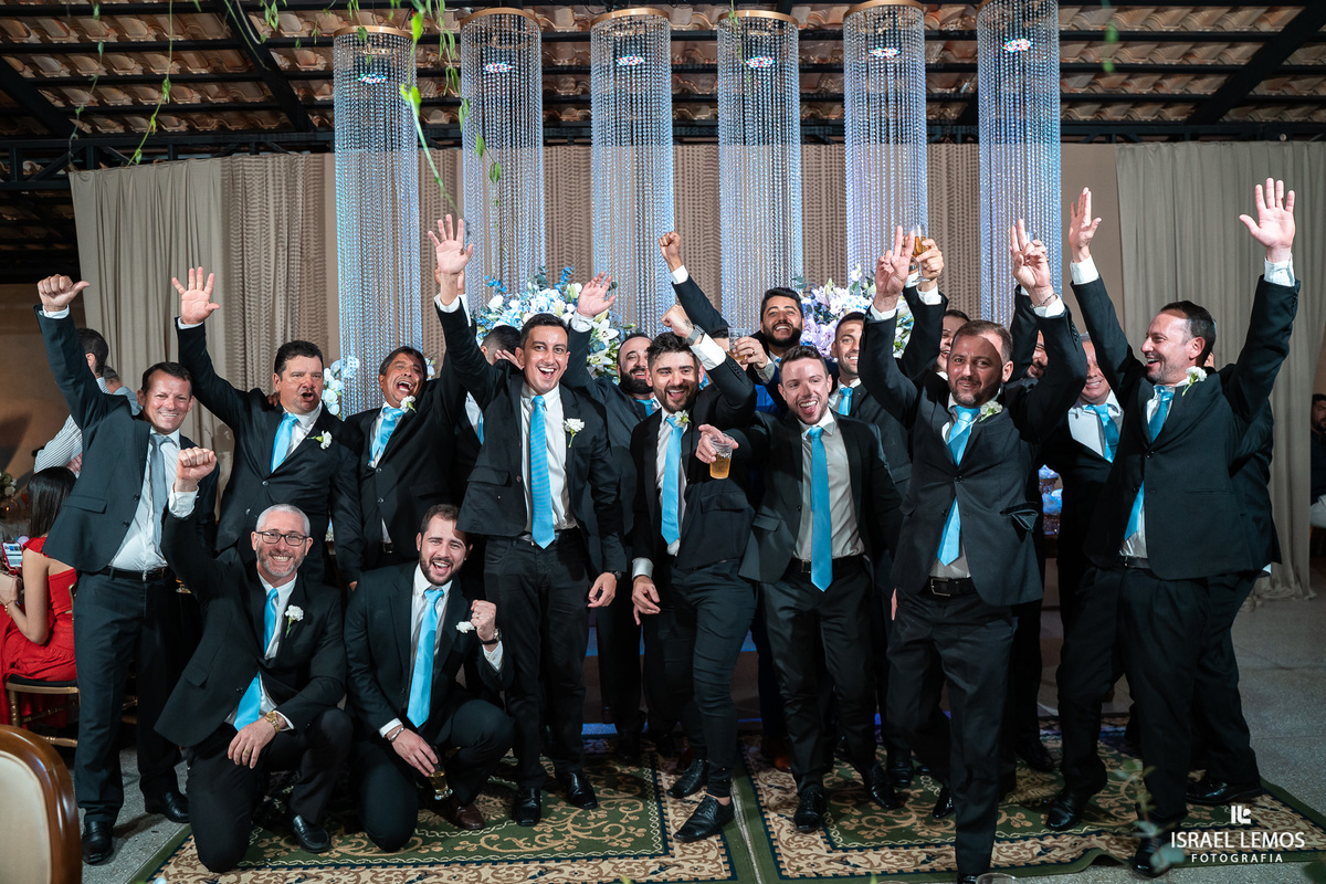 fotos no bolo com casal lindo na mesa karol e Tulio de pitangui