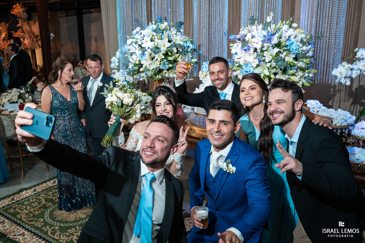 fotos no bolo com casal lindo na mesa karol e Tulio de pitangui