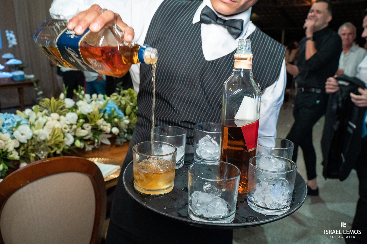 whiskey 12 anos na festa de casamento pessoal fica bebado