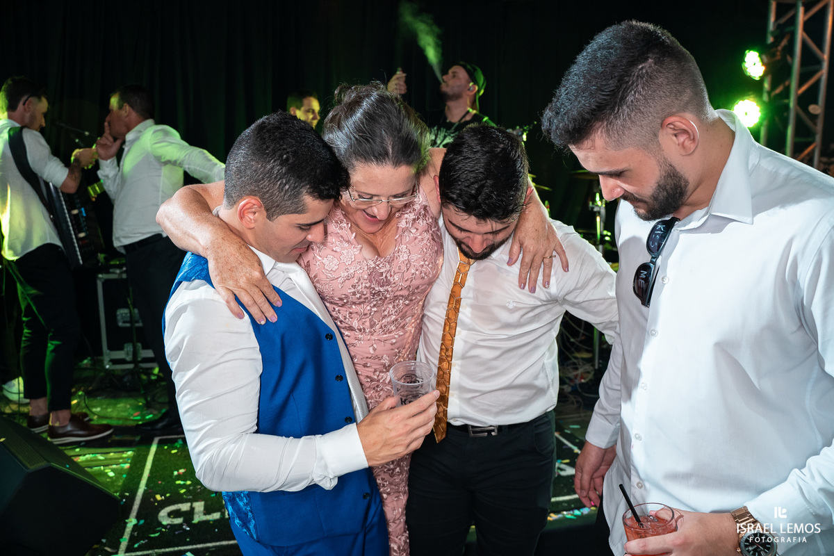 Festa de casamento na cidade de pitangui foi tudo lindo com fotos oficiais de Israel Lemos fotografo
