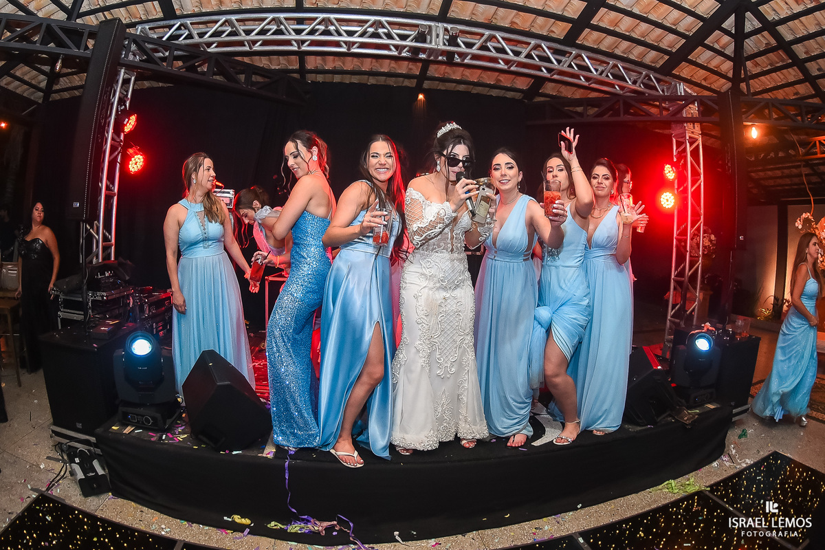 final de festa noiva sobe no palco para dançar com suas amigas em pitangui