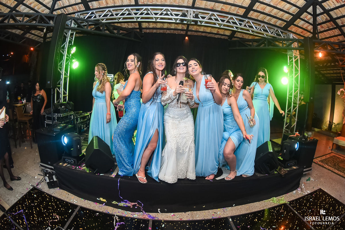 final de festa noiva sobe no palco para dançar com suas amigas em pitangui